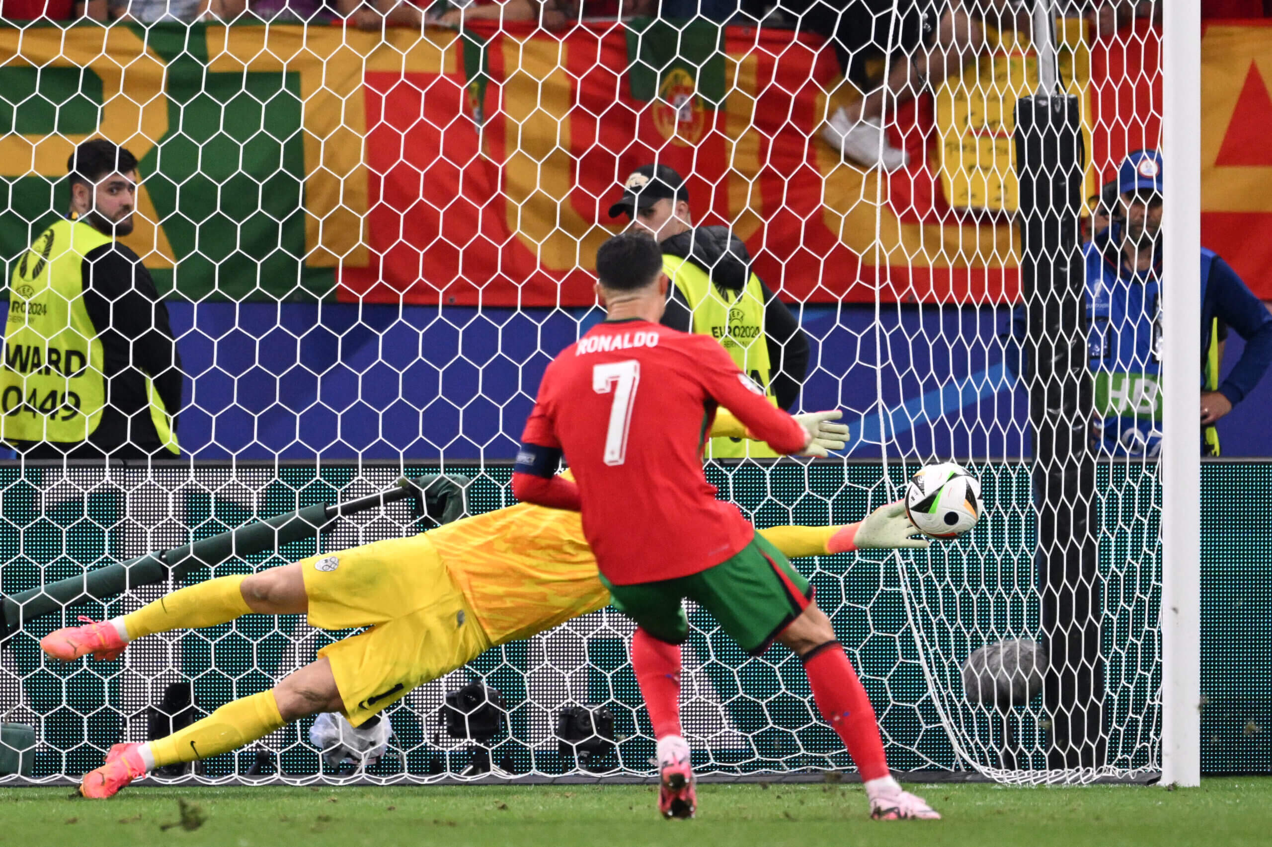 Ronaldo sút hỏng pen