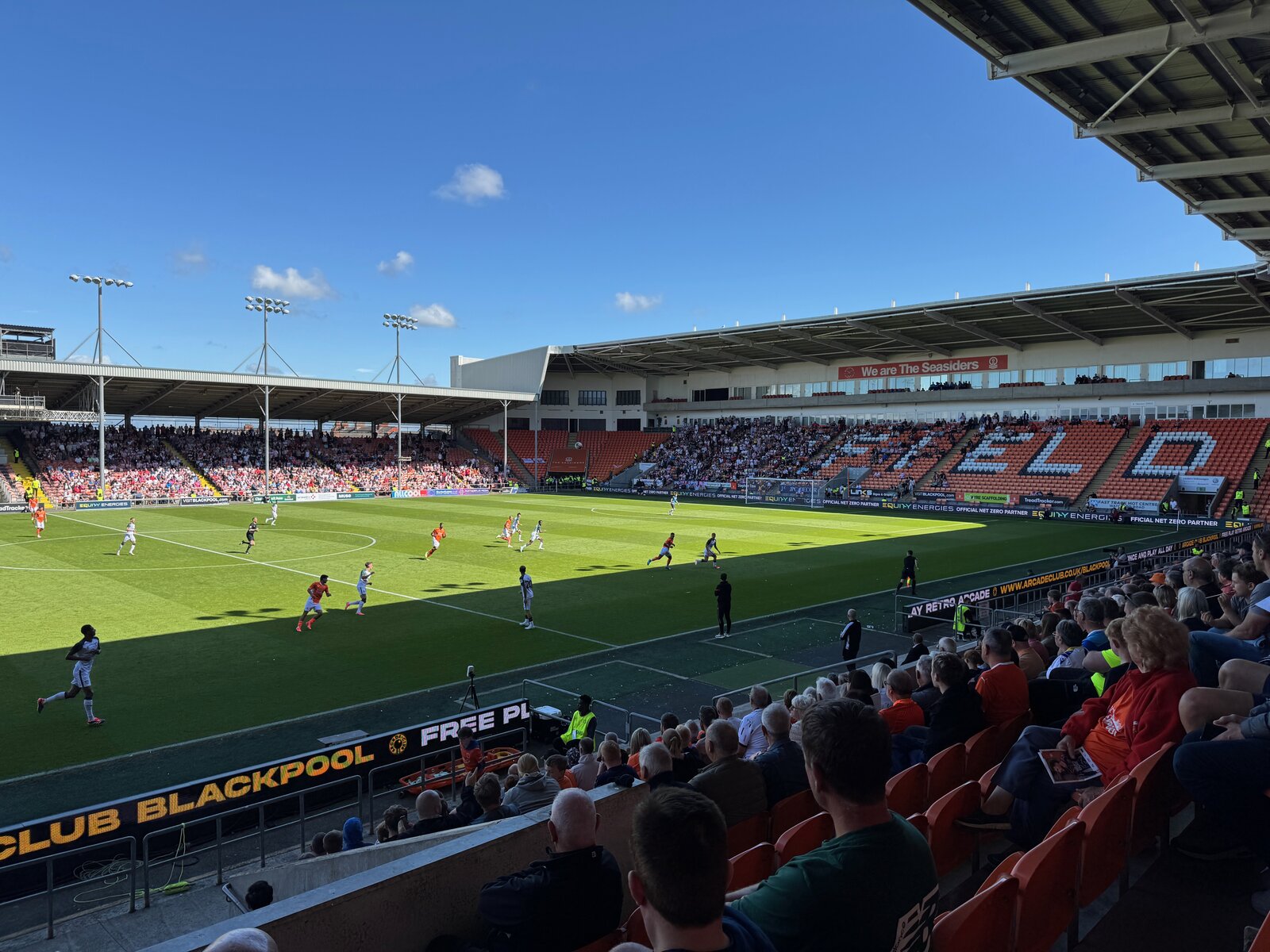 Khán đài Bloomfield Road của Blackpool, một điểm dừng trong sự nghiệp Owen Dale