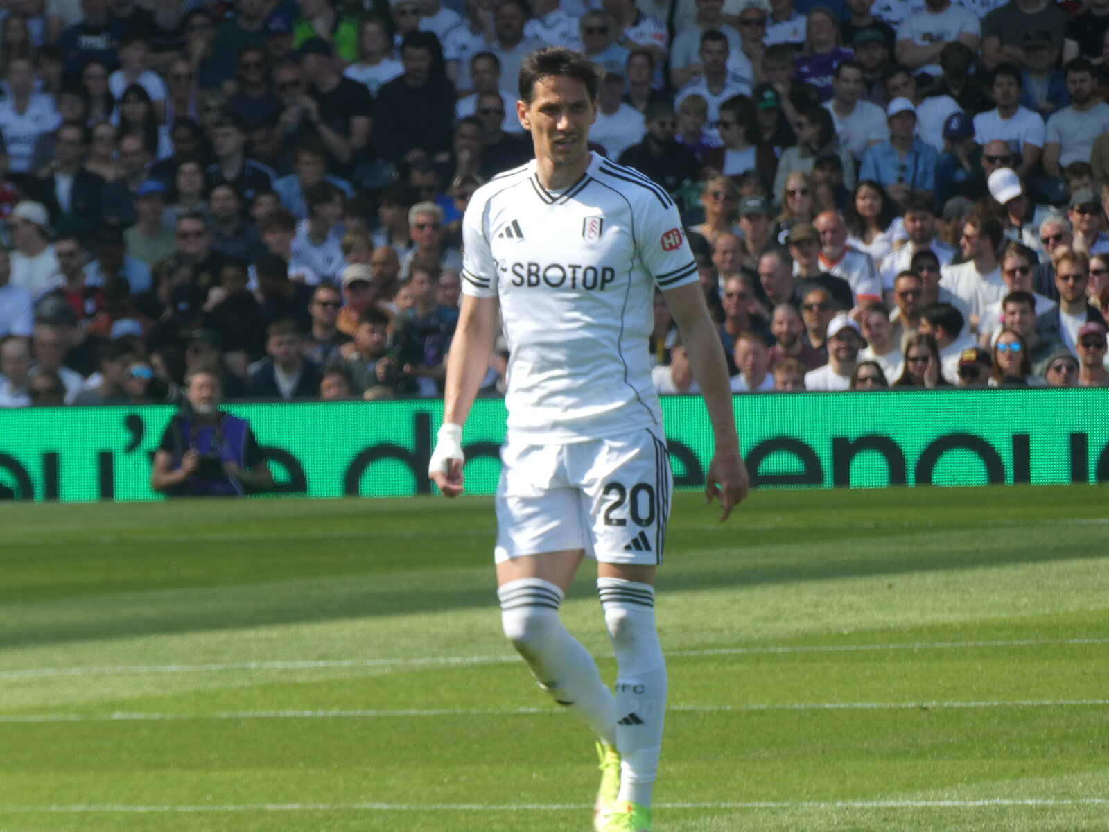 Saša Lukić thi đấu cho Fulham trước khi chuyển đến Ipswich Town