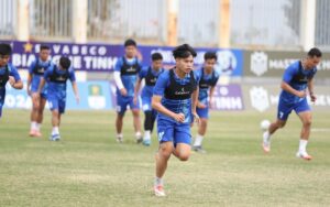 Các cầu thủ PVF CAND tích cực tập luyện cho cuộc tiếp đón BRVT. Ảnh: FBNV