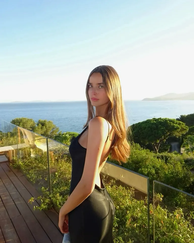 Estelle Behnke vs Arnold