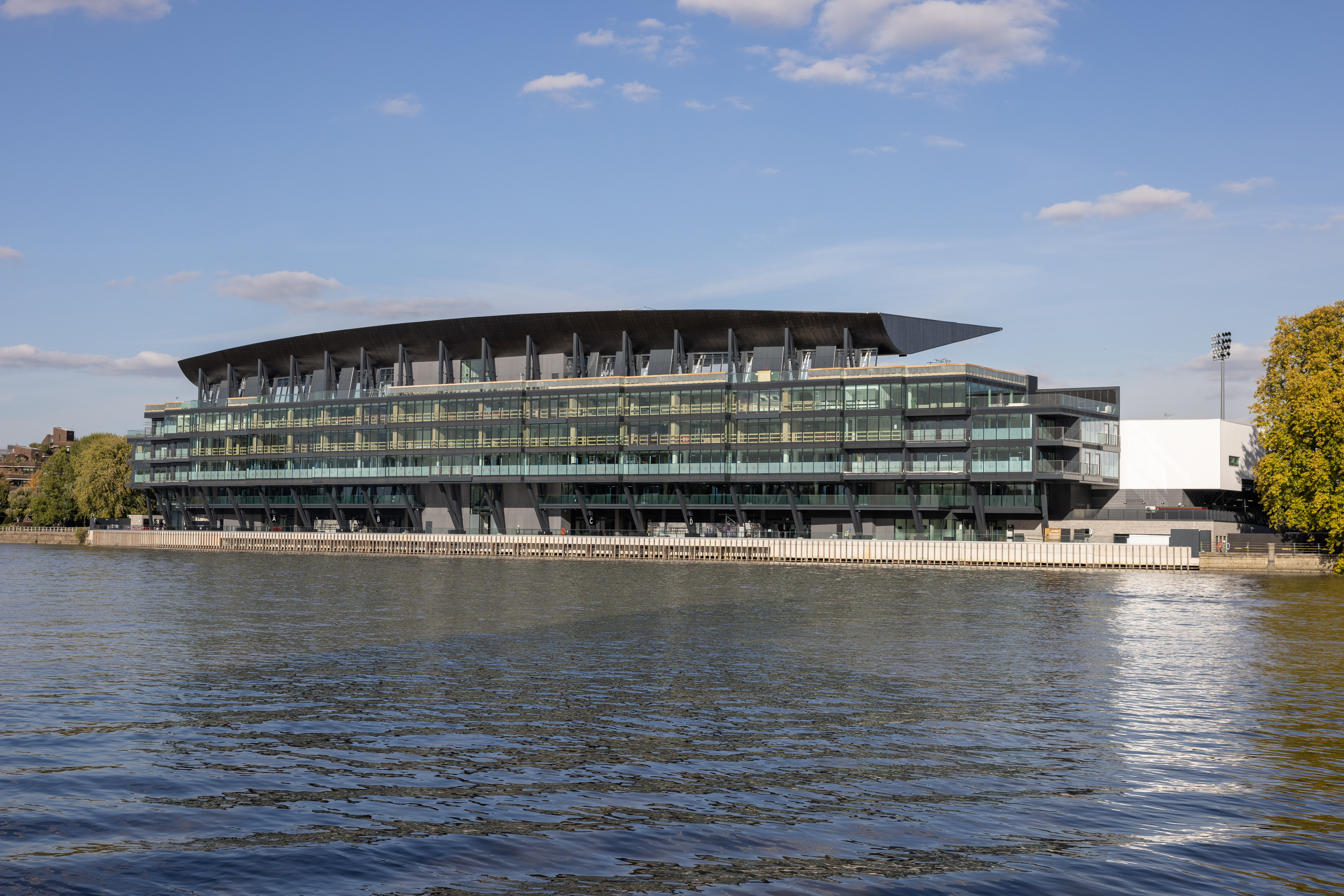 Khán đài Riverside tại sân Craven Cottage của Fulham
