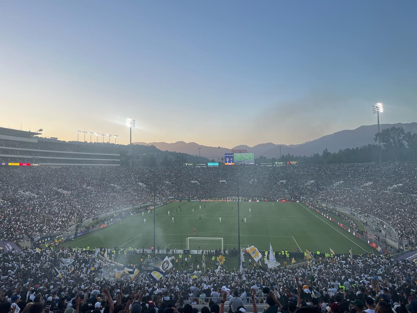Trận derby Los Angeles giữa LA Galaxy và LAFC tại Rose Bowl