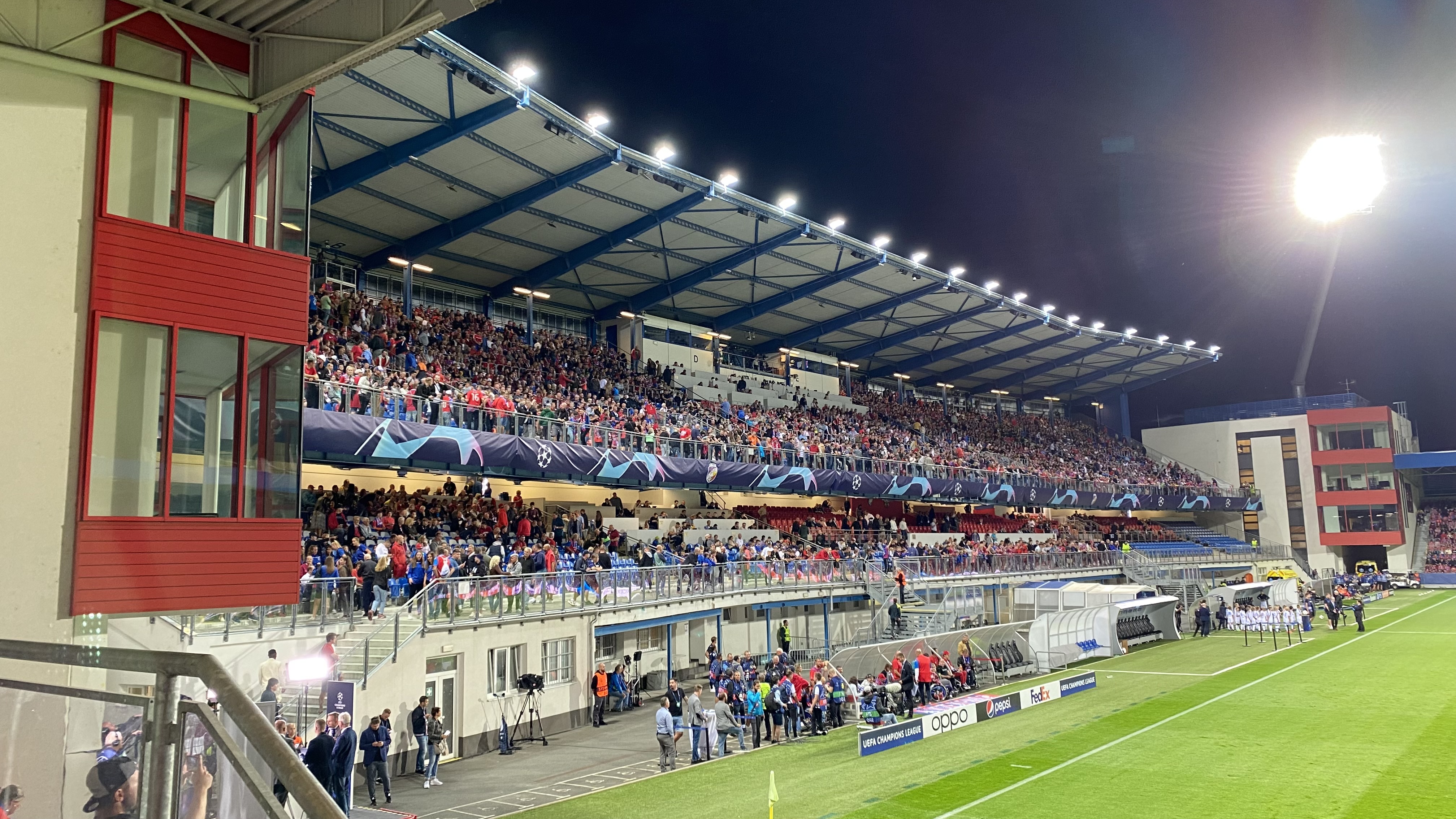 Khán đài Doosan Arena trong một trận đấu của Viktoria Plzeň
