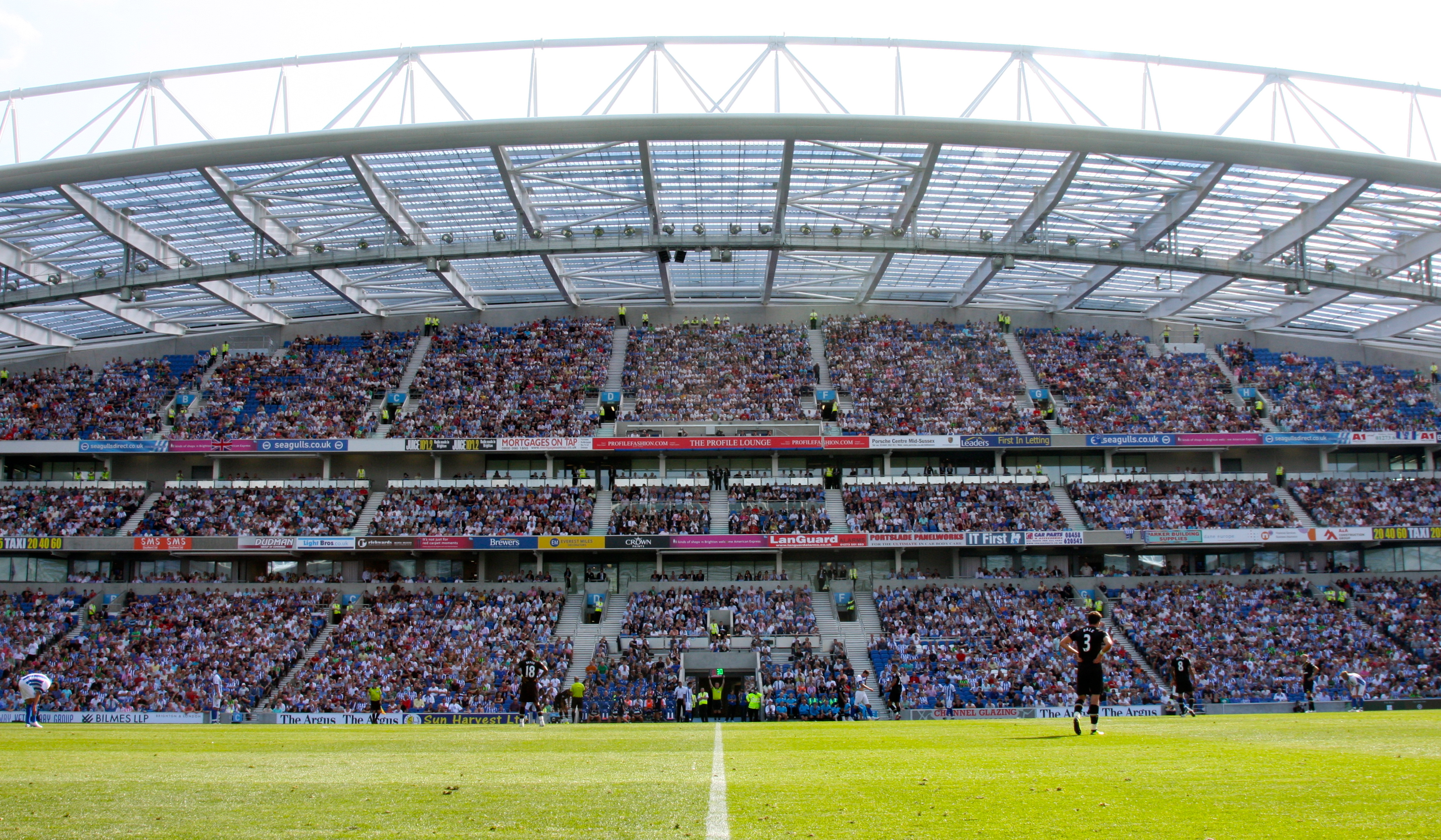 Khán đài sân Amex của Brighton trong ngày thi đấu