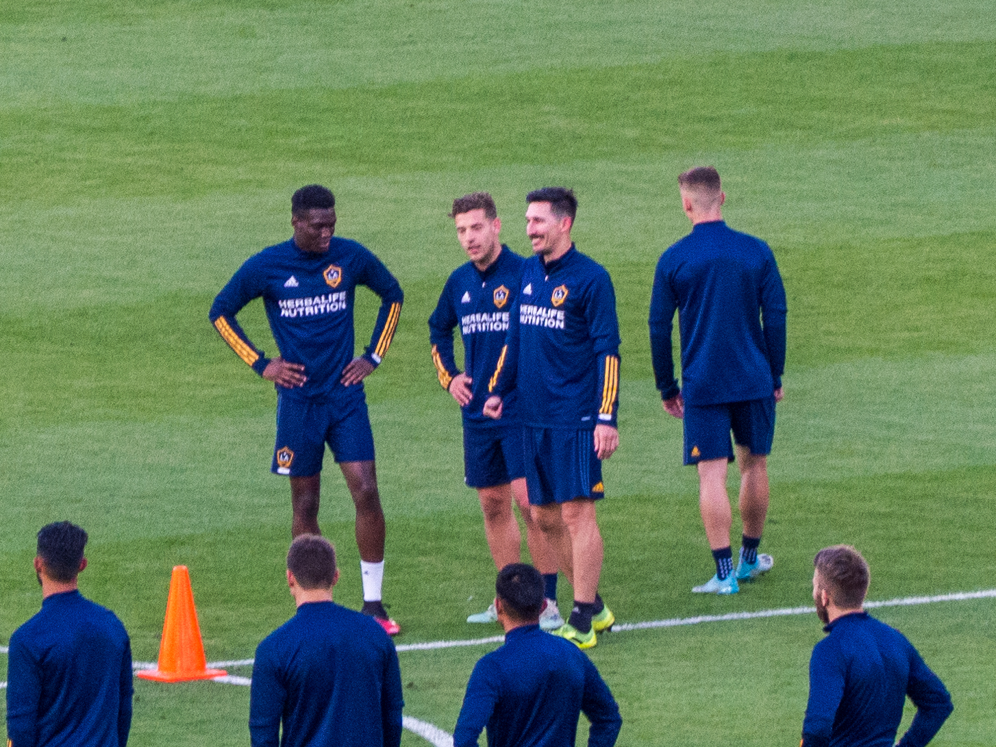 Các cầu thủ LA Galaxy trong buổi tập mở tại sân nhà