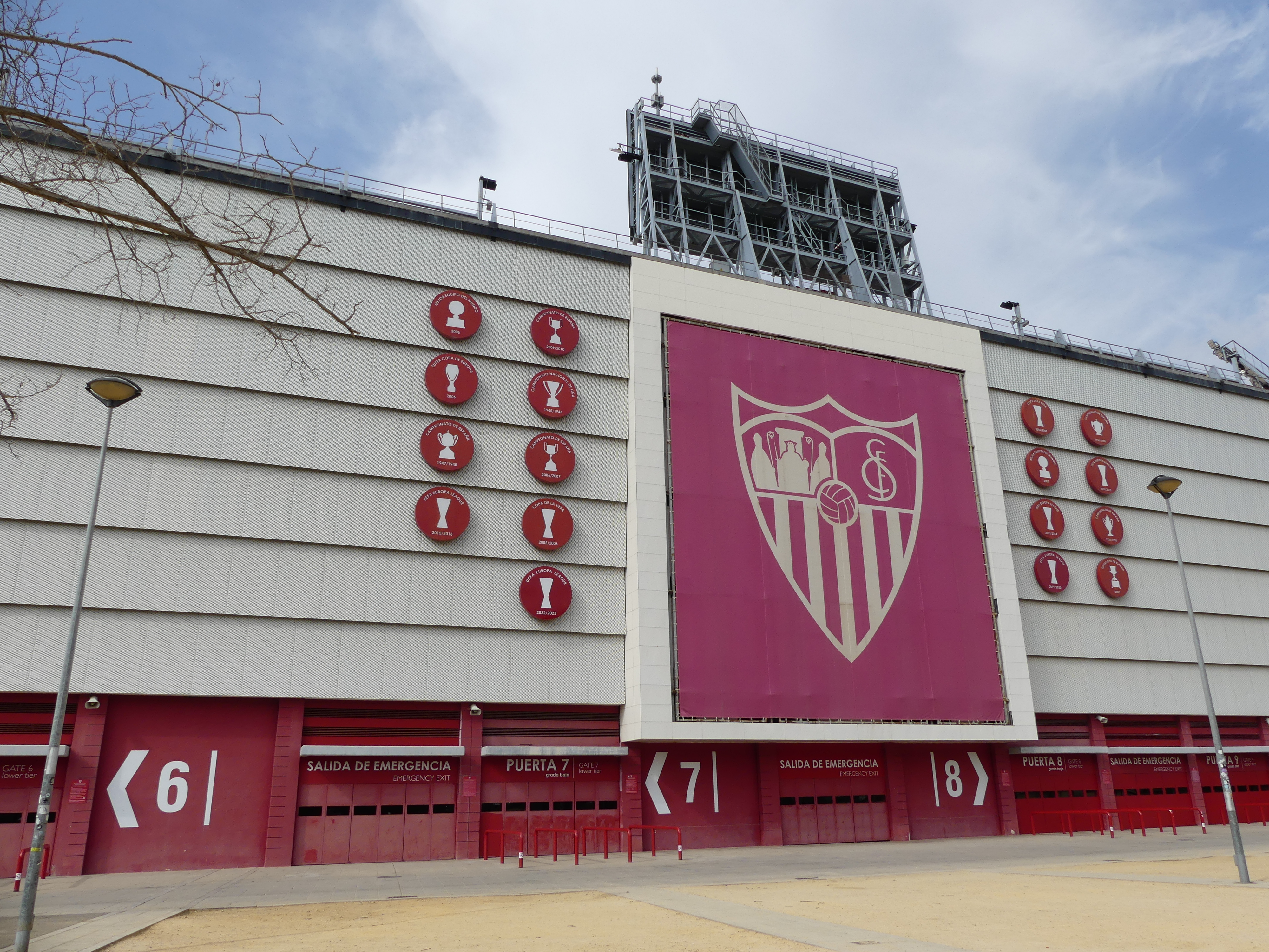 Mặt ngoài sân Ramón Sánchez-Pizjuán của Sevilla