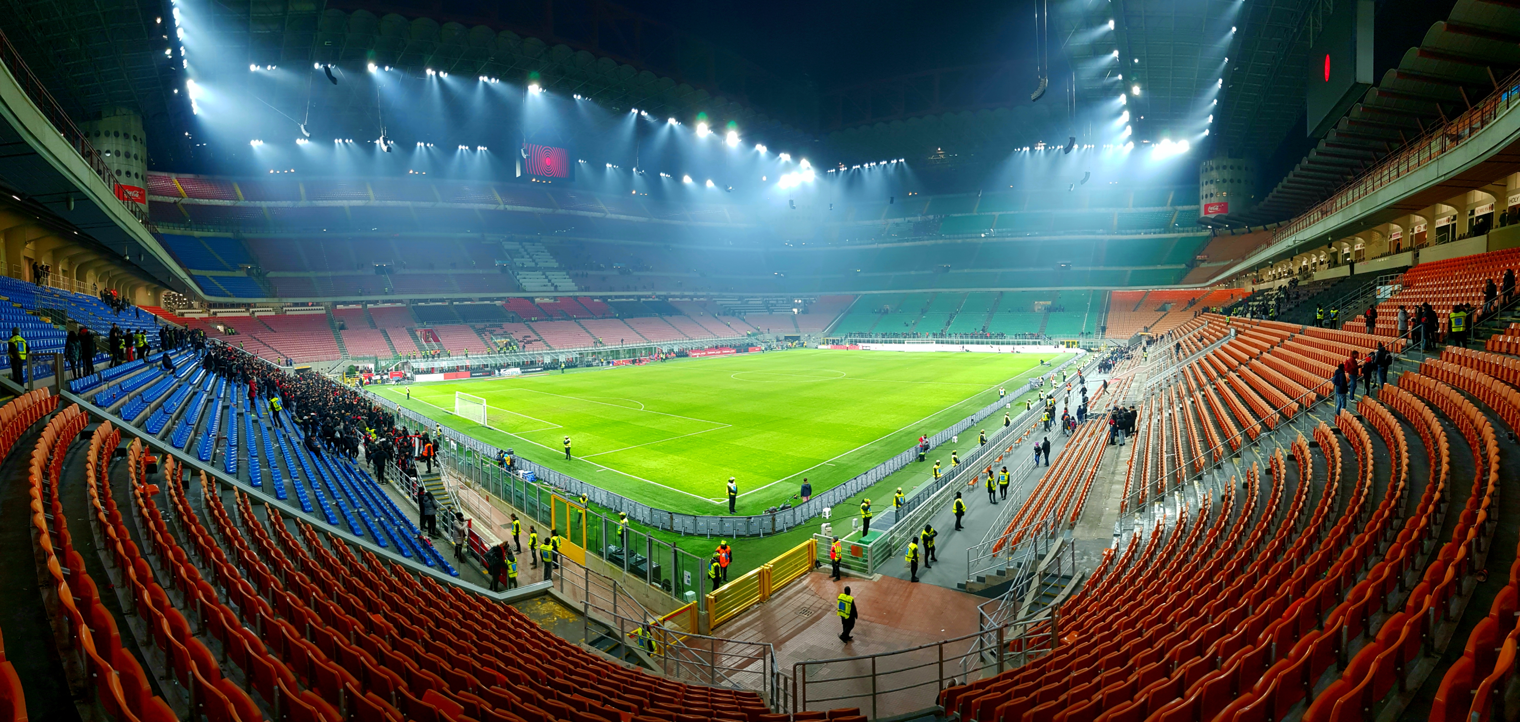 Toàn cảnh sân San Siro trong ánh đèn trước một trận đấu