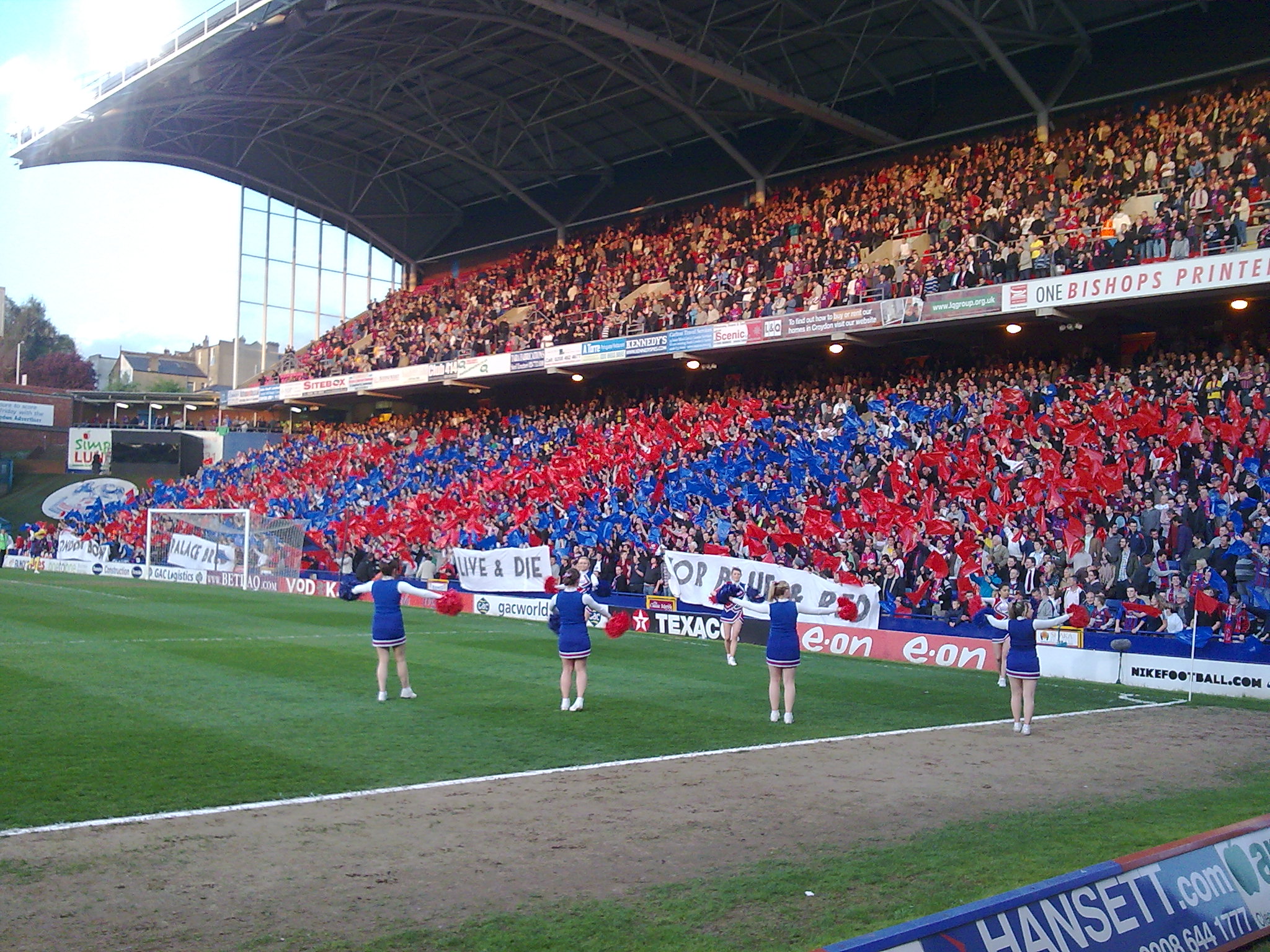 Khán đài Selhurst Park trong một trận đấu của Crystal Palace
