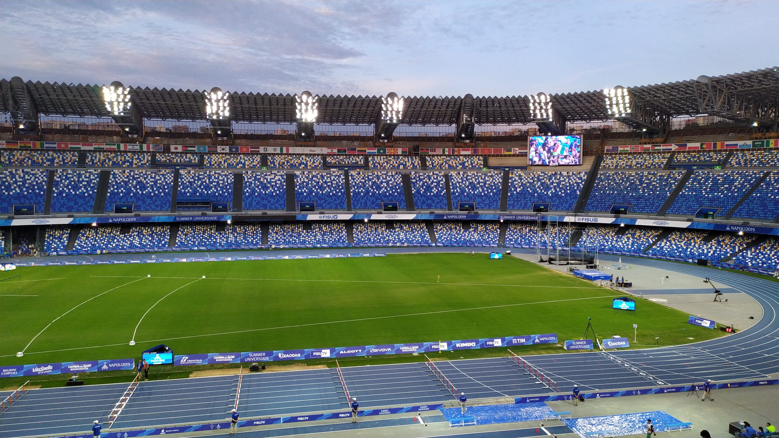 Khán đài sân Diego Armando Maradona trước trận Napoli thua Como 1-2