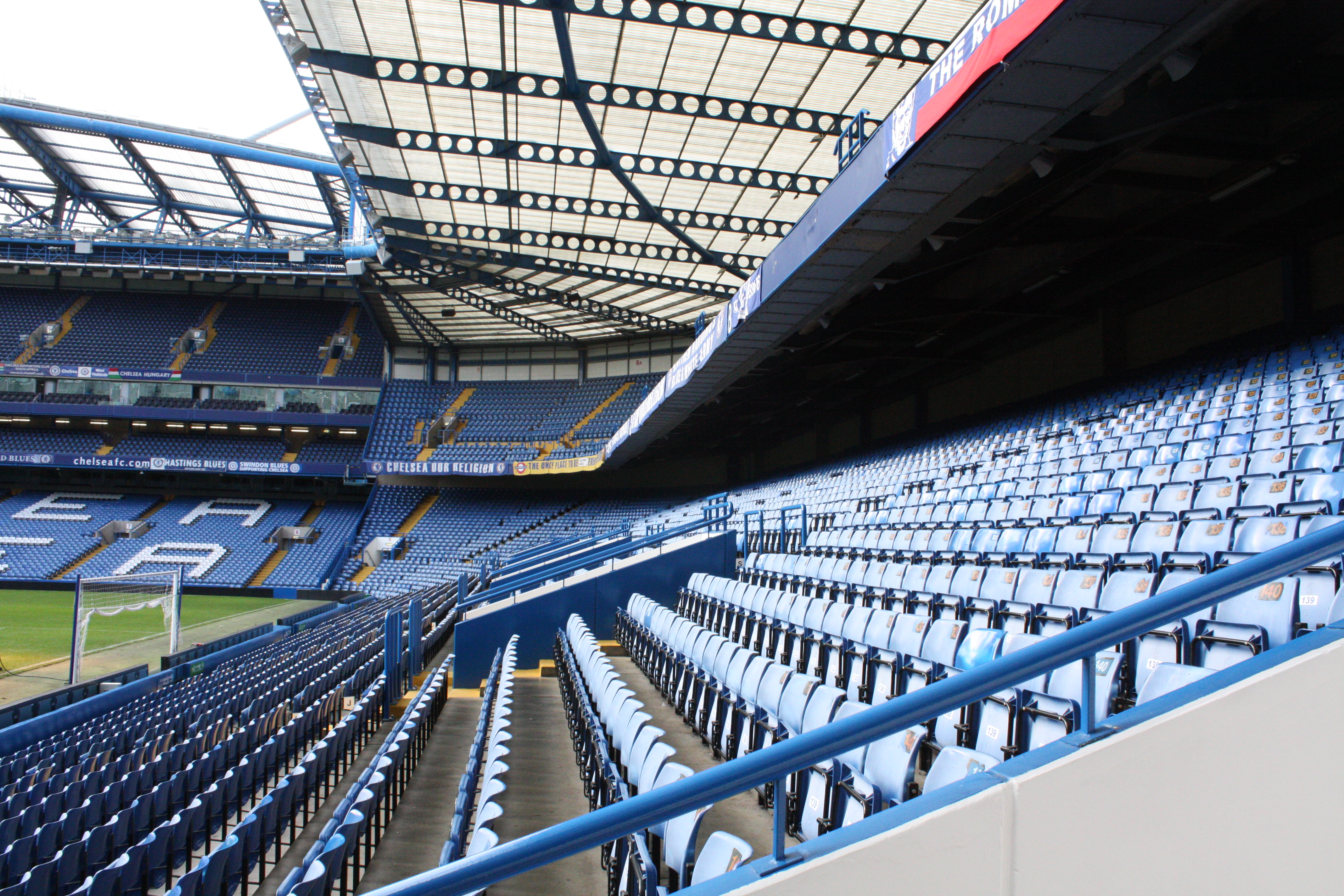 Bên trong sân Stamford Bridge, nơi Chelsea thắng Luton Town