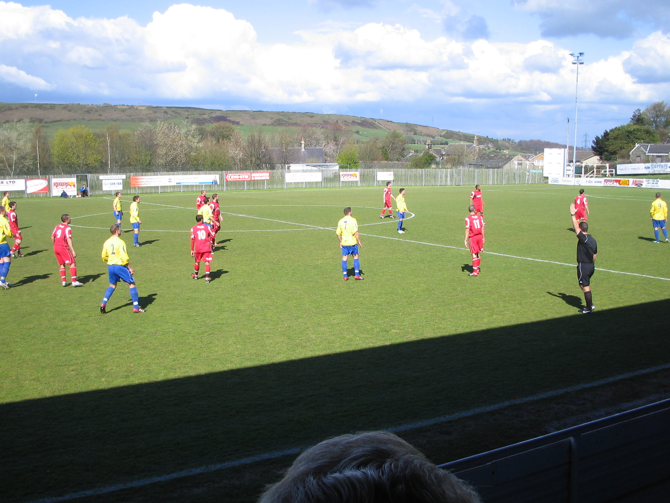 Một trận bóng đá non-league tại Stocksbridge ở miền bắc nước Anh