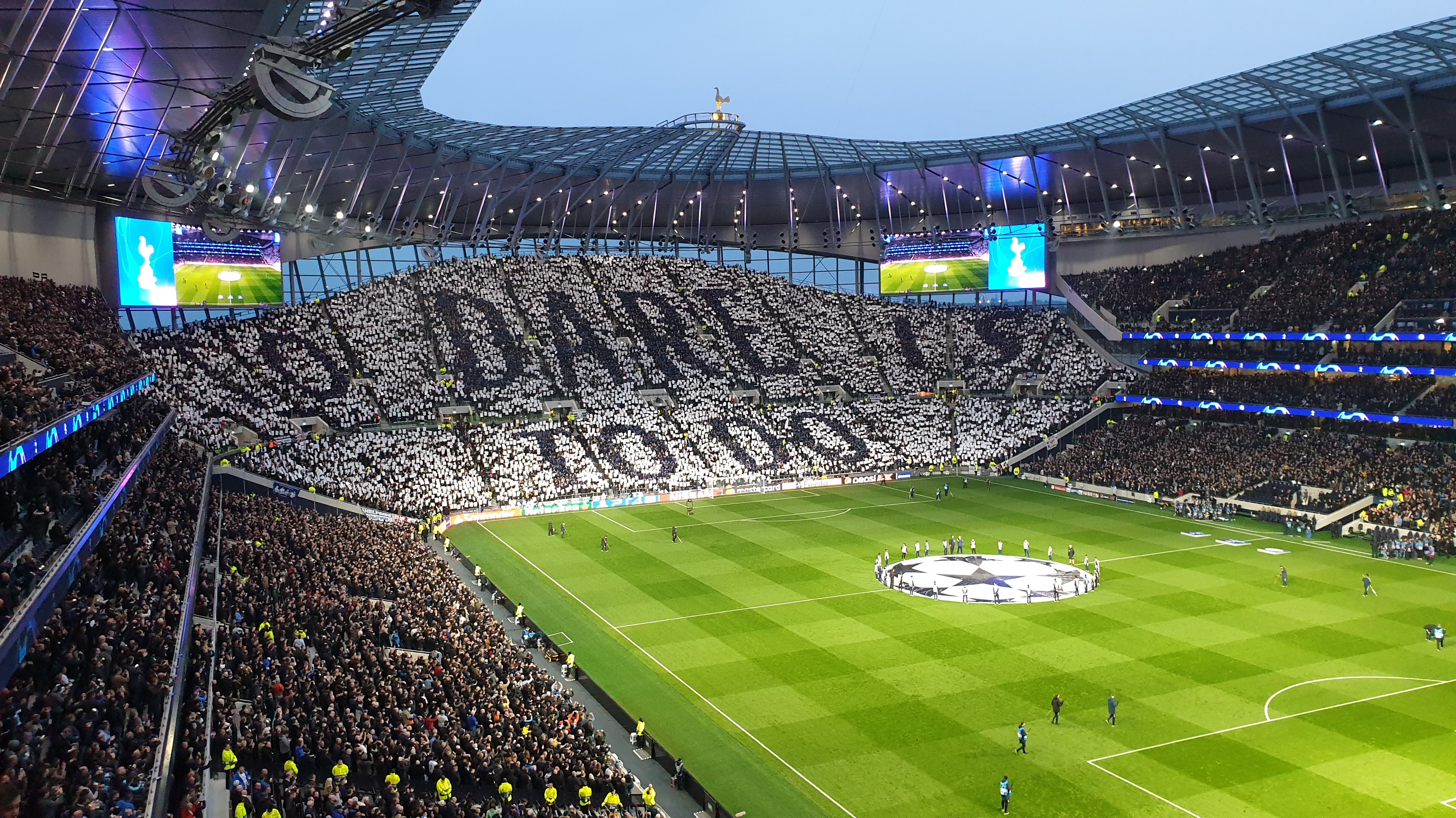 Khán đài phía nam sân Tottenham Hotspur trước một trận đấu châu Âu