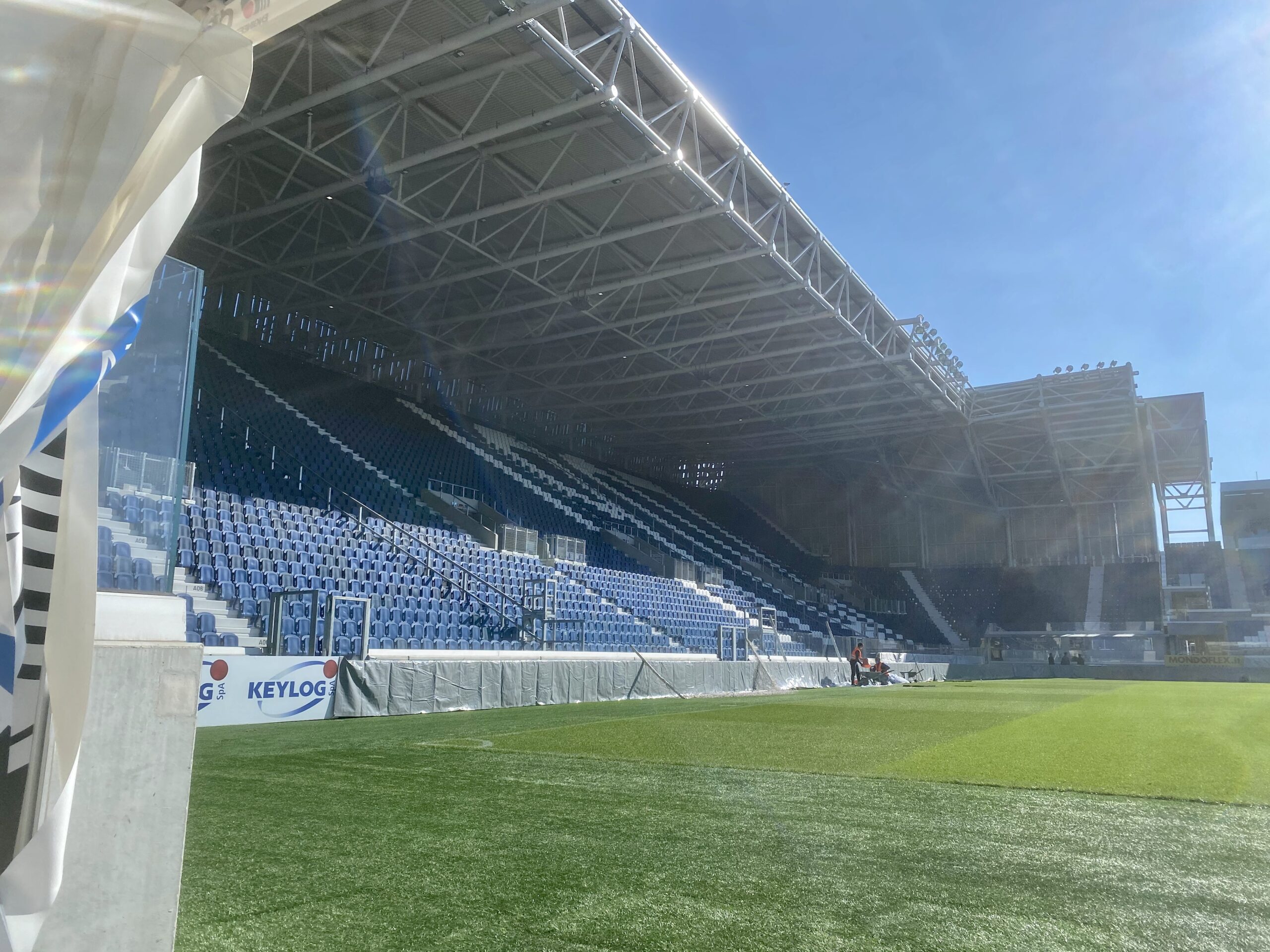Khán đài sân Gewiss nơi Atalanta thắng Bologna 1-0